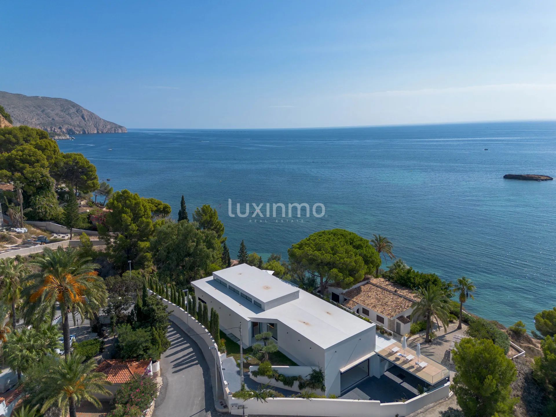 Aussicht auf die luxuriöse moderne Villa mit Pool und Meerblick in Altea
